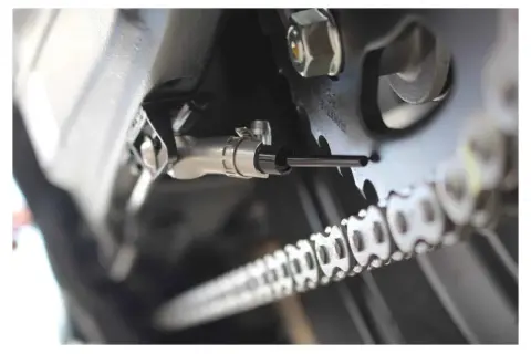 System automatycznego smarowania łańcucha w motocyklu, zapewniający płynną jazdę i dłuższą żywotność napędu.