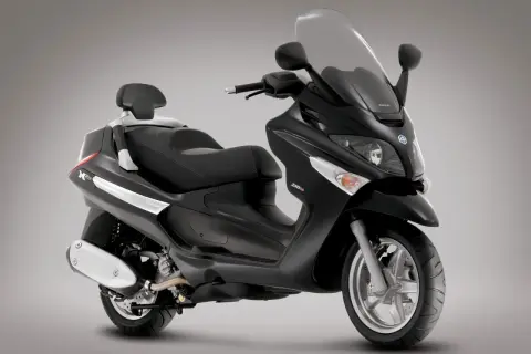 Elegancki, czarny Piaggio X9 250 z wygodnym siedzeniem i dużym przednim wiatrochronem, gotowy na miejskie podróże.