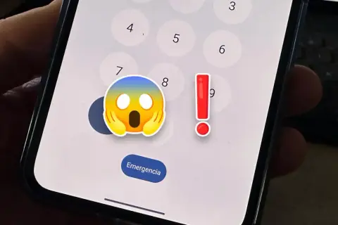 ¡Ayuda! Olvidé cómo cambiar la contraseña del móvil. La pantalla muestra números y emojis de sorpresa y alerta.
