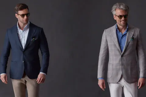 Eleganckie stylizacje dla mężczyzn: jak ubrać się na chrzciny jako gość. Granatowa marynarka z beżowymi spodniami lub szara w kratę z białymi.