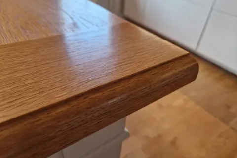 Vacker lacka ekbord med tydlig ådring. Perfekt för köket eller matsalen.