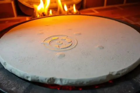 Jak przenieść pizzę na kamień bez łopatki? Proste metody