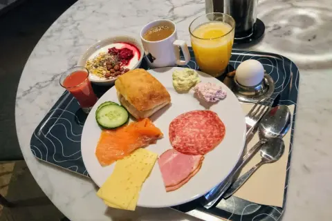 En härlig frukost på Holiday Club Åre med lax, ägg, pålägg, yoghurt och juice.