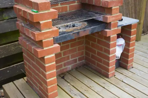 Zbuduj grill z cegły: Poradnik DIY krok po kroku | Trwały grill w ogrodzie