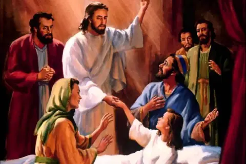 Jezus wskrzesza młodą dziewczynę, która leży na łożu. Wokół zgromadzeni są jej rodzice i inni świadkowie.