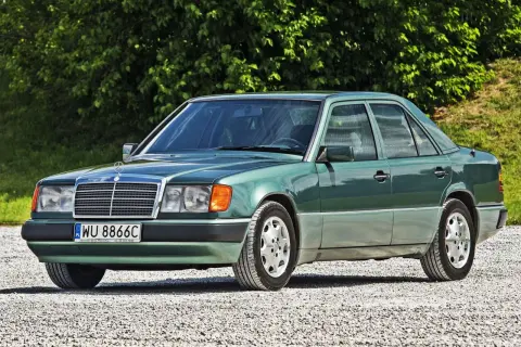 Zielony Mercedes W124, klasyk z lat 90., prezentuje się świetnie. Jego silnik zapewnia rozsądne spalanie, co czyni go idealnym na długie trasy.