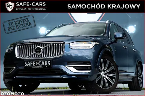 Ciemnoniebieskie Volvo XC90 na tle logo SAFE-CARS. Samochód krajowy, idealny do testu.