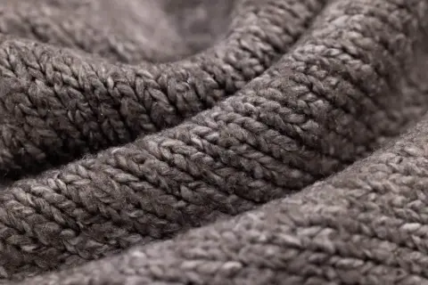 Jak zwęzić sweter robiony na drutach i uzyskać idealne dopasowanie