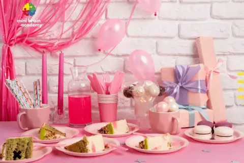 Różowy zestaw urodzinowy dla dziewczynki: torty, prezenty, balony i słodkości.