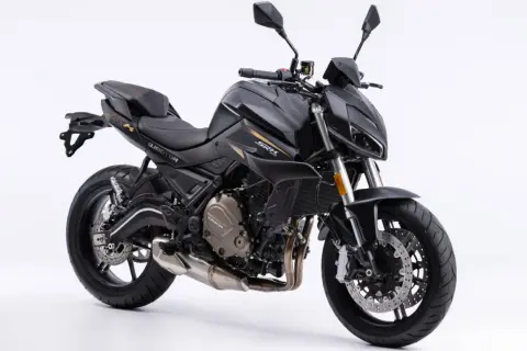 Motocicleta negra QJMotor SRK 700, una de las motos chinas marcas que destaca por su diseño deportivo y motor potente.