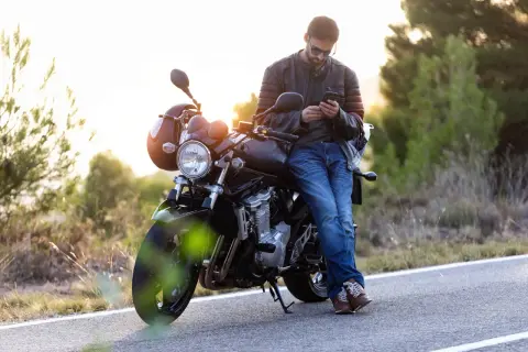 Spodnie motocyklowe na lato: Tekstylne czy jeansy? Bezpieczeństwo i komfort