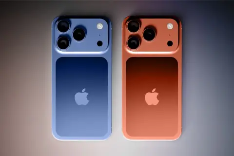 Dwa telefony Apple w kolorach niebieskim i miedzianym, z potrójnymi aparatami. Czy to już najnowszy iPhone?