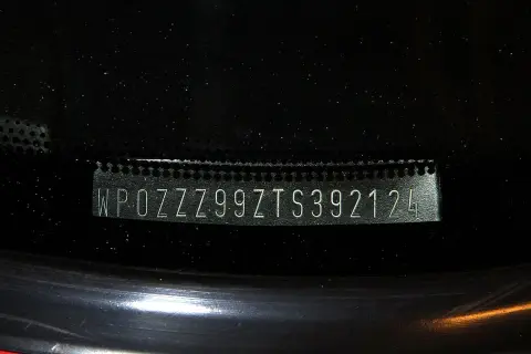 Numer VIN WPOZZZ99ZTS392124. Standardowo ile cyfr ma VIN? 17.