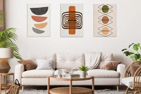 Trzy obrazy w formacie 30x40: geometryczne półkola, spirale i kółka. Nowoczesny salon z sofą i stolikami.