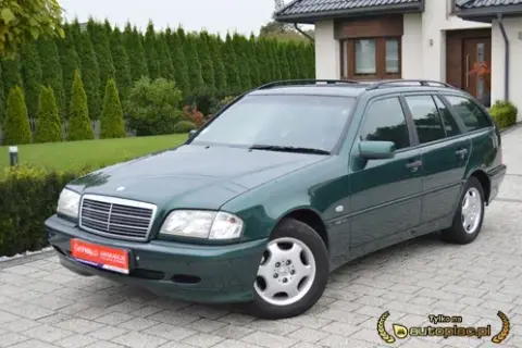 Mercedes W202: Kupić Klasę C? Sprawdź, jak znaleźć perełkę bez rdzy!