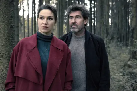 Zwei Ermittler, ein Mann und eine Frau, stehen im Wald. Sie sind Teil von "Katharina Tempel Krimi Teil 3".