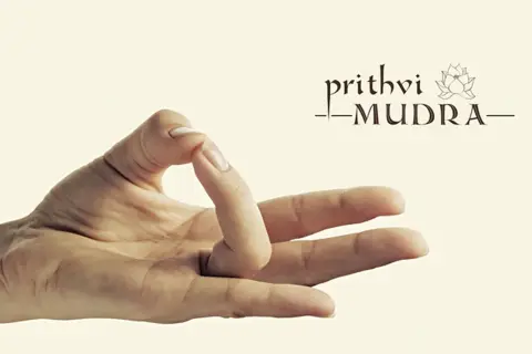 Mano realizando el mudra dedo anular y pulgar, conocido como Prithvi Mudra, que representa la tierra y la estabilidad.