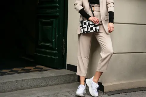 Jaka bluzka do beżowej spódnicy? Stwórz idealny look!