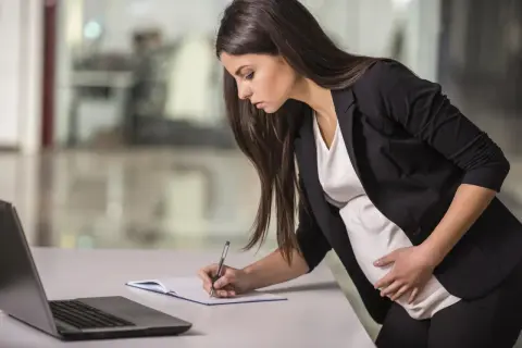 Koniec umowy z dniem porodu – co dalej? Prawa i obowiązki pracownicy