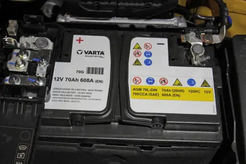 Akumulator AGM Varta 12V 70Ah. AGM to technologia, która zapewnia lepszą wydajność i trwałość.