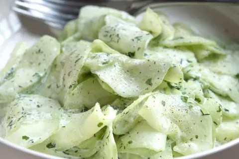 Cremiger Gurkensalat mit Dill, perfekt für ein leichtes Mittagessen. Dieses Gurkensalat Rezept ist einfach und schnell zubereitet.