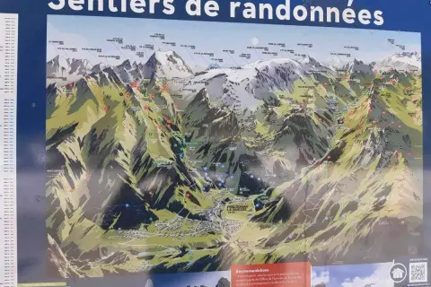 Carte des sentiers de randonnée du col de la Vanoise, montrant des sommets, des vallées et des villages.