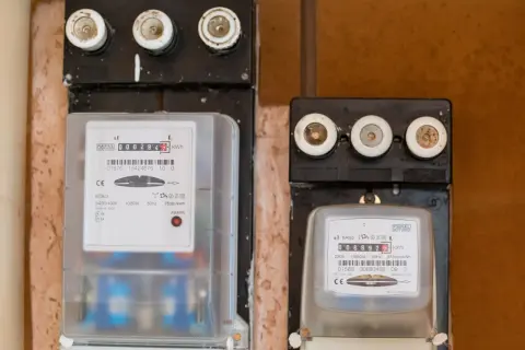 Dwa liczniki energii elektrycznej, jeden z nich może być potrzebny do wniosku o przeniesienie licznika PGE.