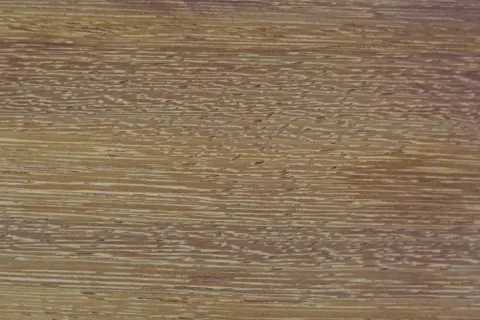 Textura de madera con vetas horizontales en un cálido color iroko, con detalles más claros que simulan el paso del tiempo.