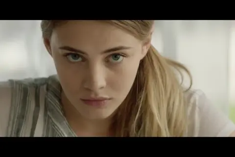 Tessa Young z filmu "After" patrzy intensywnie, jej zielone oczy przyciągają uwagę.
