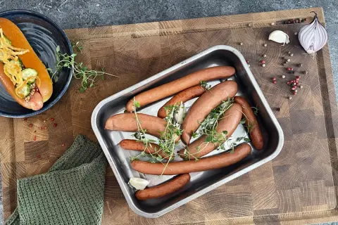 En bricka med korv och en färdigkorv i bröd. Det är koka korv tid!