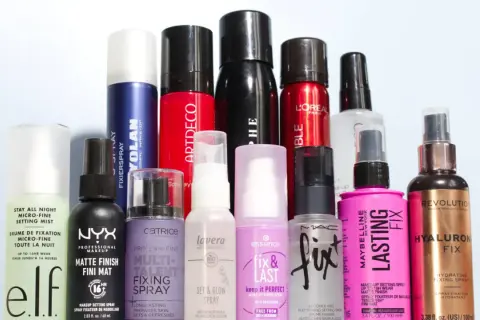 Eine Sammlung von Sprühflaschen für Make-up-Fixierung, darunter Produkte mit 1,2-Hexandiol für langanhaltenden Halt.