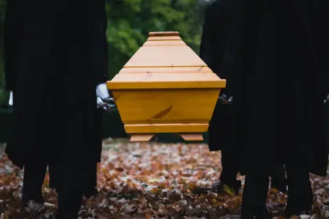 Ile księdzu za pogrzeb? Sprawdź, by uniknąć nieprzyjemnych kosztów
