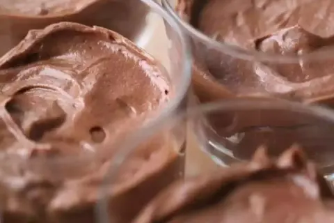 Douce mousse chocolat mascarpone sans oeufs, servie dans des verrines.