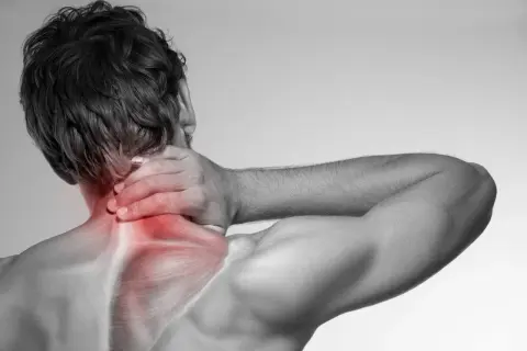 Douleur au cou et aux épaules, avec une zone rouge sur le muscle trapèze, suggérant une tension ou une traction.