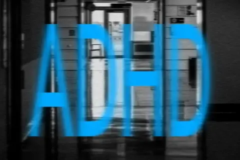 Blå texten "ADHD" över en suddig korridor. Bilden kan symbolisera kampen mot missbruk vid ADHD.