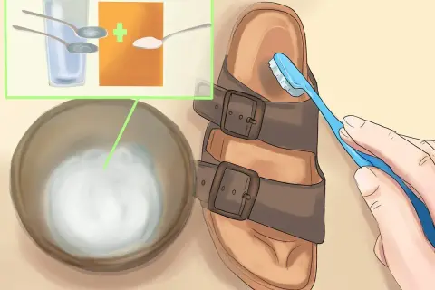 Mit einer Zahnbürste und einer Paste aus Wasser und Natron die Birkenstock reinigen.