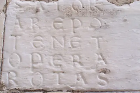 Sator, Tenet, Opera, Rotas. Il significato di questo antico palindromo latino, inciso su pietra, è un mistero affascinante.