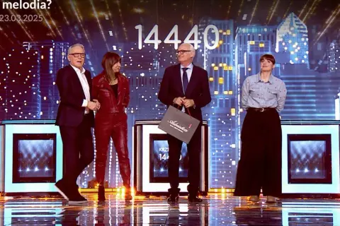 Uczestnicy programu "Jaka to melodia?" stoją na scenie. Czy nagroda w finale Jaka to melodia jest wypłacana w gotówce czy na konto?