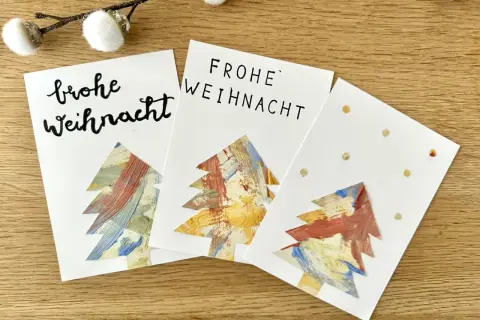 Drei selbstgebastelte Weihnachtskarten mit bunten Bäumen – tolle Ideen zum Weihnachtskarten basteln mit Kindern!