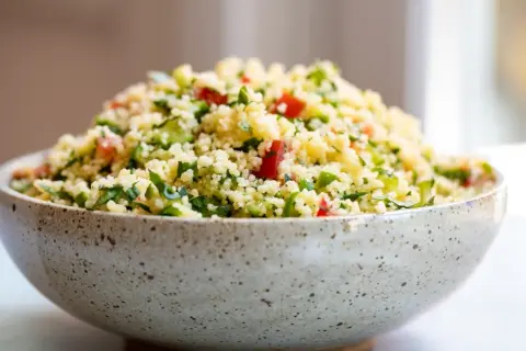 En skål med fräsch tabbouleh, perfekt för ett lätt lunchrecept.