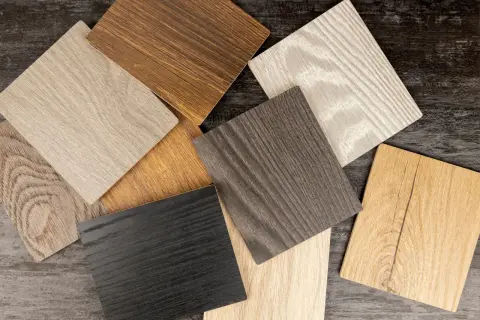 Campioni di finitura per legno in varie tonalità: dal nero al biondo, passando per grigi e marroni, con venature evidenti.