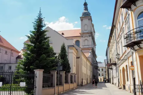 Spacer po uliczkach Piotrkowa Trybunalskiego, gdzie zabytkowe kamienice i kościół tworzą niepowtarzalny klimat. Odkryj piotrków trybunalski atrakcje!