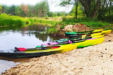 Kajaki Łódzkie: Gdzie na spływ? Przewodnik po rzekach i trasach