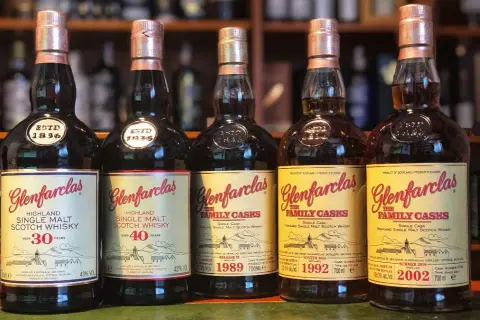Czy whisky to bimber? Odkryj kluczowe różnice między nimi