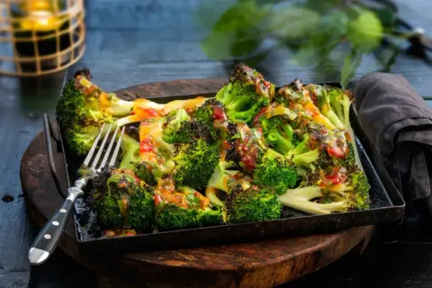Ugnsrostad broccoli med en härlig dressing. Perfekt som tillbehör eller en lätt måltid.