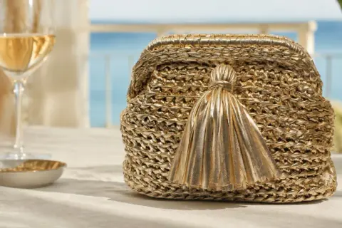 Borse fatte a mano uncinetto tutorial: una pochette dorata con nappina, perfetta per l'estate.