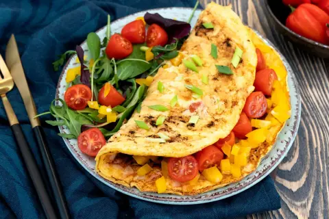 Prosty przepis na dietetyczny omlet z warzywami – lekki i zdrowy posiłek w 10 minut