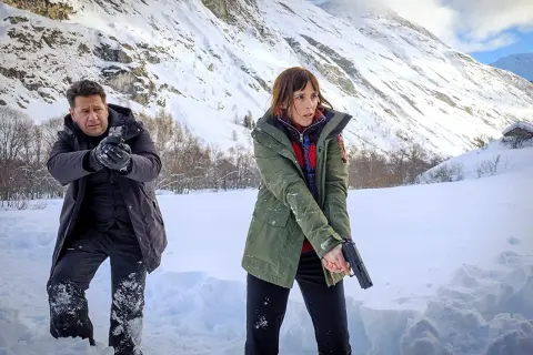 Zwei Ermittler mit Waffen im Schnee, eine Szene aus "schwarz wie Schnee" Mediathek.