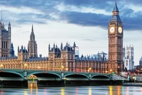 Ile trwa lot z Krakowa do Londynu? Odkryj zaskakujące fakty!