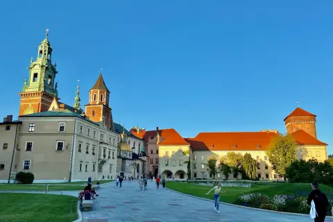 Wawel-Schloss in Krakau mit Türmen und einem Innenhof bei Sonnenschein.